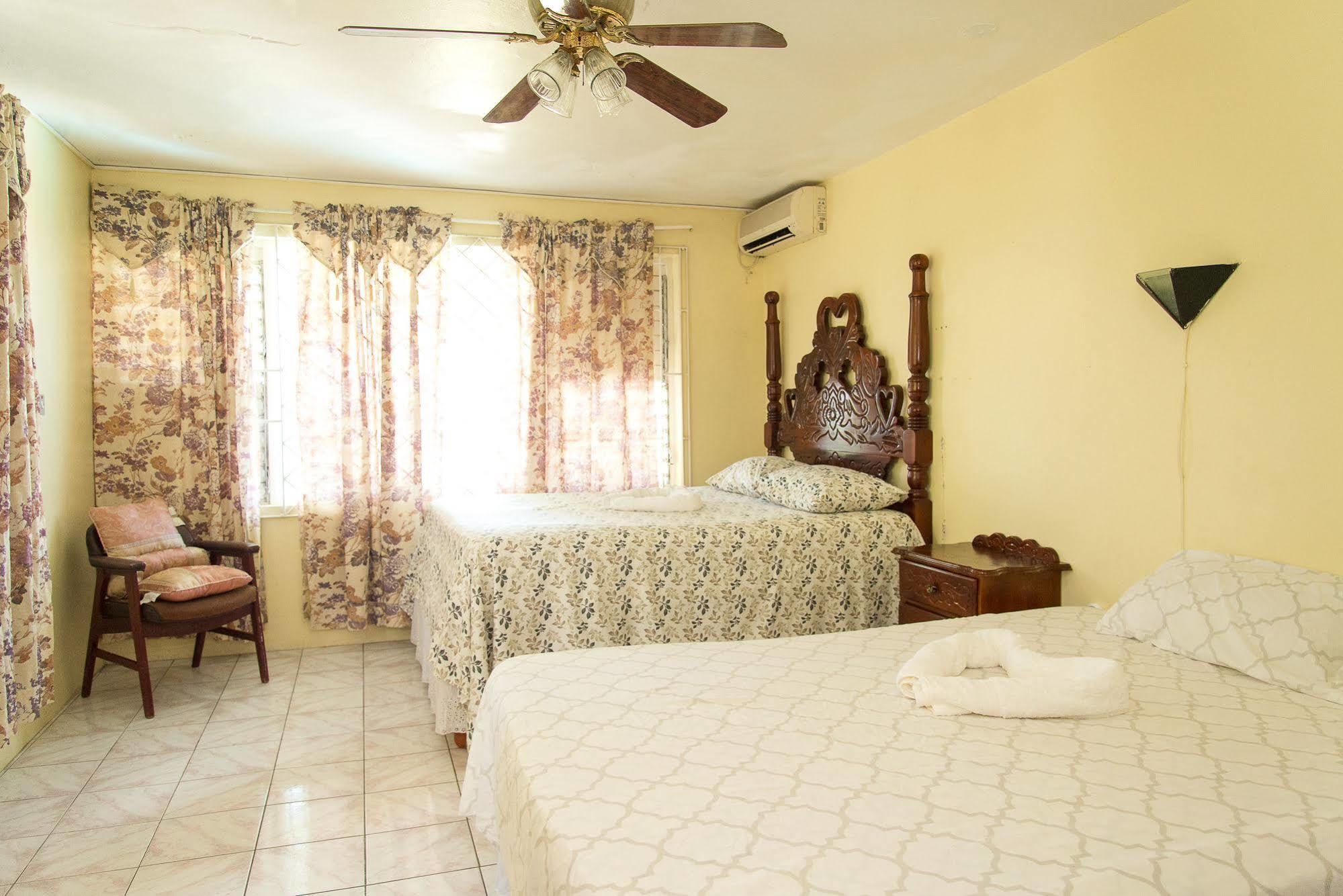 Villa Donna Inn Μοντέγκο Μπέυ Εξωτερικό φωτογραφία
